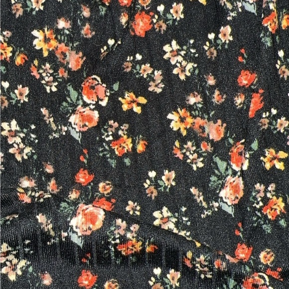 Floral off the shoulder blouse. Large. - Picture 2 of 2